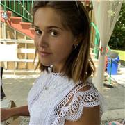 Studentessa con diploma di liceo delle scienze umane opzione economico sociale